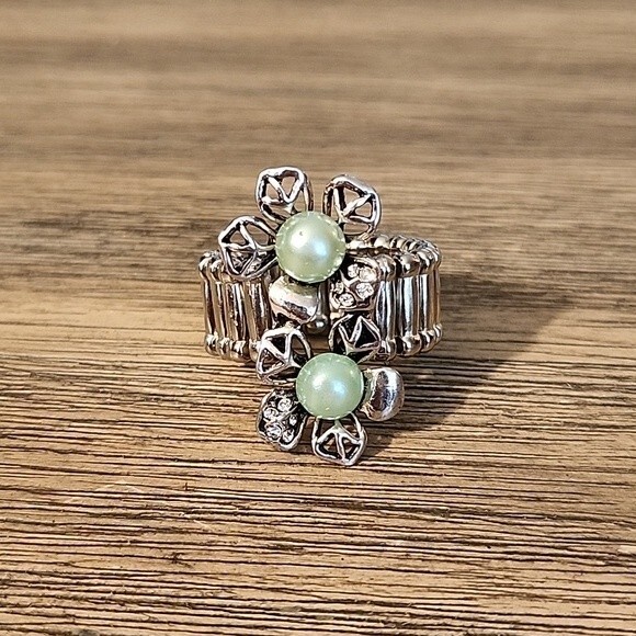 NWT Double Light Green Faux Pearl Flower Silvertone Ring with Stretchy Band - Picture 1 of 3